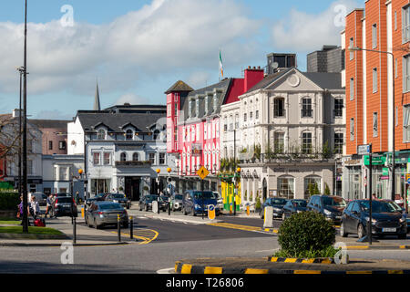 Killarney Ireland Streets and Street View of McSweeney Arms Hotel, Killarney Royal Hotel and Fairview Hotel in Killarney Town Center on Sunny day. Banque D'Images