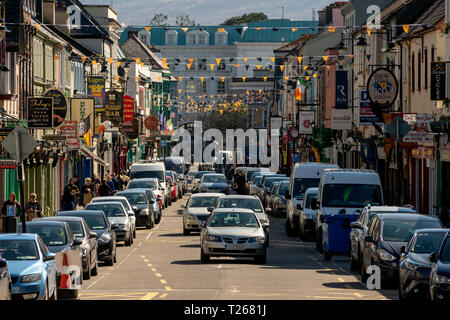 Vue sur Killarney High Street avec voitures garées à Killarney, comté de Kerry, Irlande Banque D'Images