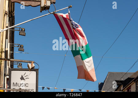 Composé de tricocolor irlandais, fictions romanlées de fabrication mixte et drapeau irlandais américain agitant devant le restaurant de Killarney, comté de Kerry, Irlande Banque D'Images