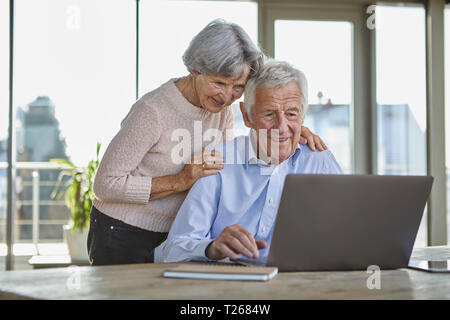 Portrait of smiling senior woman using laptop Banque D'Images