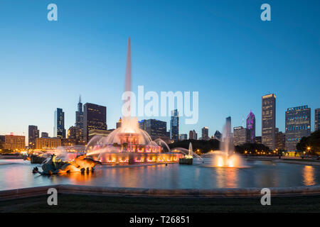 États-unis, Illinois, Chicago, Skyline, Millenium parc avec fontaine de Buckingham à l'heure bleue Banque D'Images