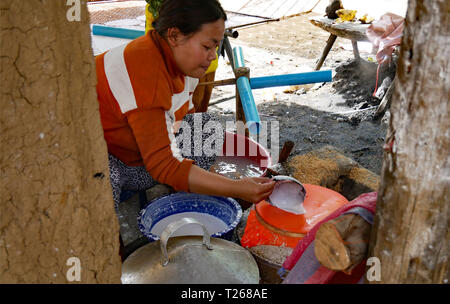 Battambang, Cambodge, répandre la pâte de riz sur la surface de l'accueil fait lors de cuiseurs à vapeur papier de riz pour rouleaux de printemps 10-12-2018 Banque D'Images