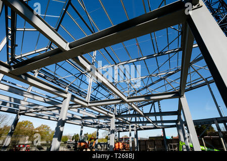 Cadre d'acier du nouveau bâtiment en construction set contre ciel bleu - détail de toit Banque D'Images