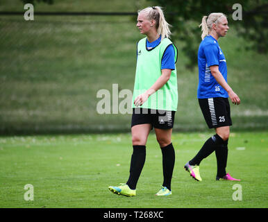 LINKÖPING 20160701 Träning i Linköpings FC på Stångebro. Stina Blackstenius och Jonna Andersson. Bild Jeppe Gustafsson Banque D'Images