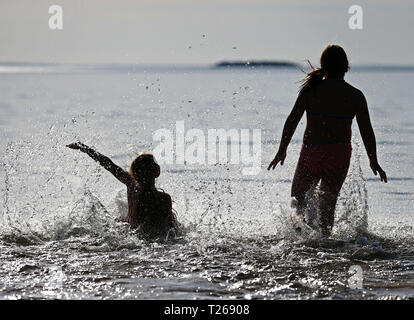 La chaleur continue. Edman Emmy et Jasmine Karlsson baigné dans le lac Vättern. Banque D'Images