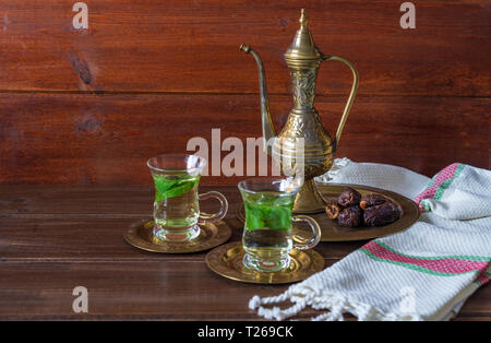 L'Iftar et Suhoor Ramadan concept ,mentha plateau sur verre tasses et les dates sur fond de bois avec un vieux pot de thé Banque D'Images