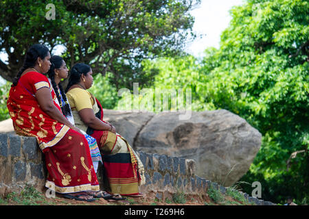 L'élégance à la Monuments de Mahabalipuram près de Chennai, Inde, trois jeunes s'asseoir ensemble dans la campagne Banque D'Images