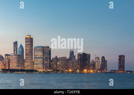 États-unis, Illinois, Chicago, le lac Michigan, cityscape at blue hour Banque D'Images