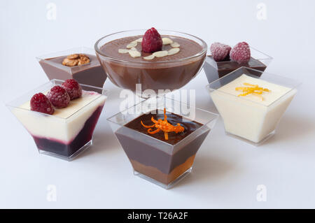 Desserts multicolores dans les verres avec les framboises chocolat, vanille, d'écrous et de gelée Banque D'Images