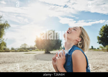 Happy young woman on the beach Banque D'Images