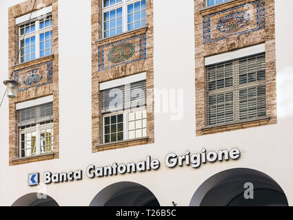 Chur, Suisse - le 27 septembre 2018 : une partie de la façade du siège de l'Graubundner Kantonalbank (Italien : Banque Cantonale Grigione). T Banque D'Images