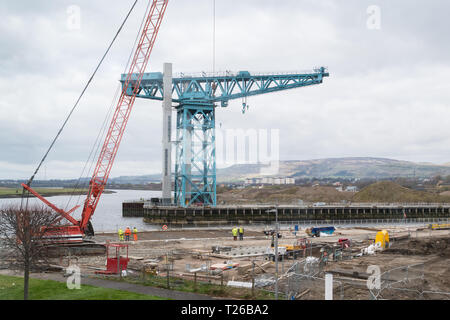 Queen's Quay - anciennement John Brown's site du chantier naval - en cours de régénération en 2019 sous l'emblématique Grue titan - Glasgow, Écosse, Royaume-Uni Banque D'Images