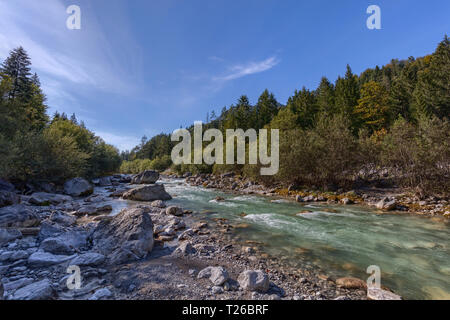 La rivière appelée Loisach près de Garmisch-Partenkirchen, Bavière, Allemagne Banque D'Images