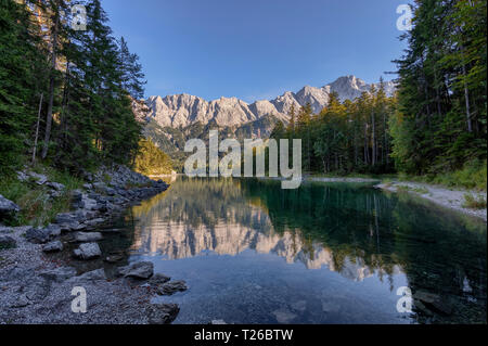 Lac Eibsee près de Grainau bavaroise avec une vue sur la montagne Zugspitze Banque D'Images