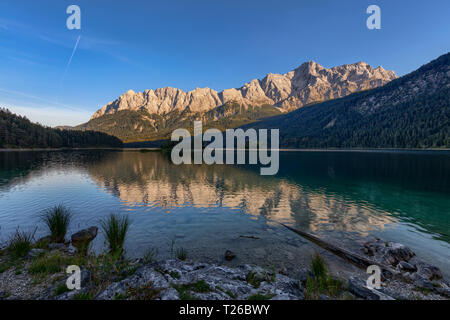 Lac Eibsee près de Grainau bavaroise avec une vue sur la montagne Zugspitze Banque D'Images