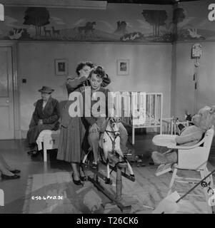 Les jeunes épouses Tale (1951) Fabia Drake, Joan Greenwood ayant ses cheveux Date : 1951 Banque D'Images