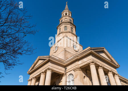 Clocher de l'Église historique de St Phillip le long de la rue de l'Église à Charleston, SC Banque D'Images