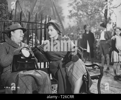 Les jeunes épouses Tale (1951) Fabia Drake, Helen Cherry, Date : 1951 Banque D'Images