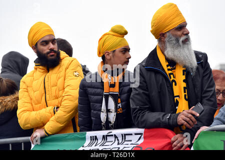 Wolverhampton Wanderers fans attendre les joueurs en dehors du sol avant de la Premier League match à Turf Moor, Burnley. Banque D'Images