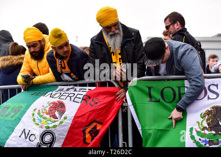 Wolverhampton Wanderers fans attendre les joueurs en dehors du sol avant de la Premier League match à Turf Moor, Burnley. Banque D'Images