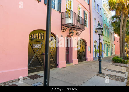 Charleston, SC - 3 novembre, 2018 : maisons colorées dans le quartier français de Charleston, Caroline du Sud le long de la rue de la batterie Banque D'Images