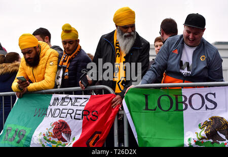 Wolverhampton Wanderers fans attendre les joueurs en dehors du sol avant de la Premier League match à Turf Moor, Burnley. Banque D'Images