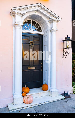 Ornate détail de porte avant de maison historique de Charleston, Caroline du Sud Banque D'Images