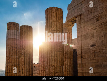 Colonnes d'entrée de la porte des Propylées Acropole à Athènes, Grèce contre le ciel bleu et soleil avec rayons venant par Banque D'Images