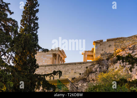 Vue de dessous et de côté du temple d'Athéna Nike et sur la passerelle d'entrée des Propylées Acropole à Athènes, Grèce contre le ciel bleu Banque D'Images