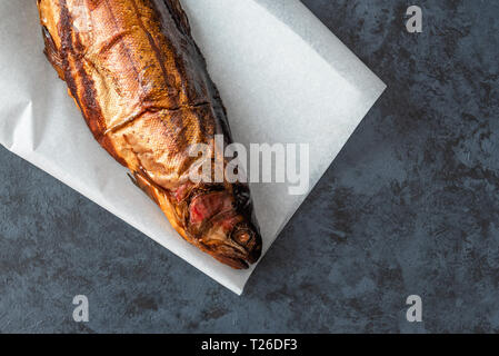 Poissons truite fumée sur fond sombre Banque D'Images