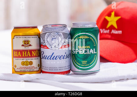 La bière d'origine vietnamienne au restaurant à Hanoï, au Vietnam. Banque D'Images