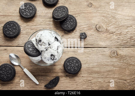 La crème glacée au chocolat et crème cookies sandwich. Cookies et crème glace maison dessert sur fond de bois. Banque D'Images