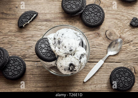 La crème glacée au chocolat et crème cookies sandwich. Cookies et crème glace maison dessert sur fond de bois. Banque D'Images