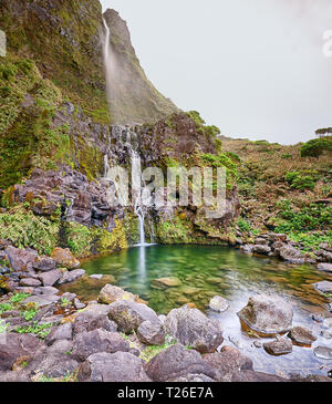 Vue panoramique sur étang et cascade Poco Bacalhau à l'île de Flores aux Açores Banque D'Images
