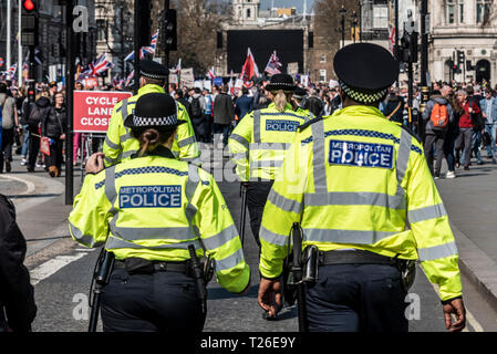 Les agents de police arrivant à la trahison Brexit mars à Londres, Royaume-Uni. Démonstration pour un référendum à l'extérieur rassemblement Westminster. La police métropolitaine Banque D'Images