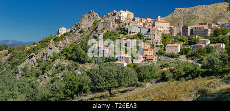 Vue panoramique du village de montagne de Calvi (Corse) Banque D'Images