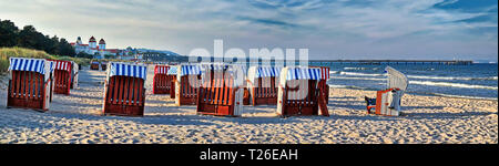 Lit à baldaquin chaises de plage à la plage près de Binz à la côte de la mer Baltique (Île Rugia, Allemagne) Banque D'Images