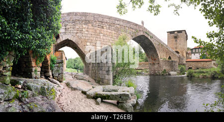 Vue panoramique sur le vieux pont médiéval de Ucanha - Ponte de Ucanha Banque D'Images