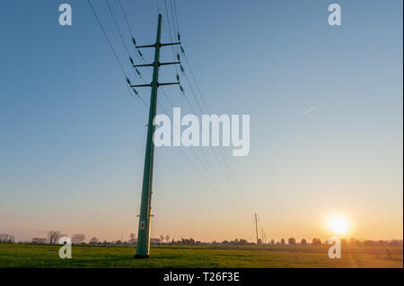 Les lignes d'énergie dans la campagne flamande Banque D'Images