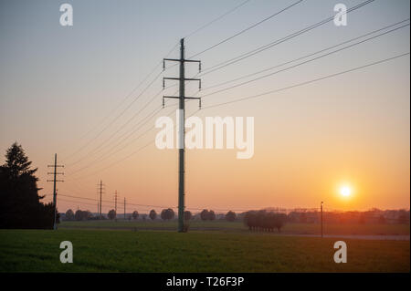 Les lignes d'énergie dans la campagne flamande Banque D'Images