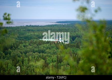 SOLOVKI, République de Carélie, en Russie - 27 juin 2018 : vue sur le monastère Sainte Ascension du monastère Solovki, Savvatyevo à partir du haut de la Se Banque D'Images