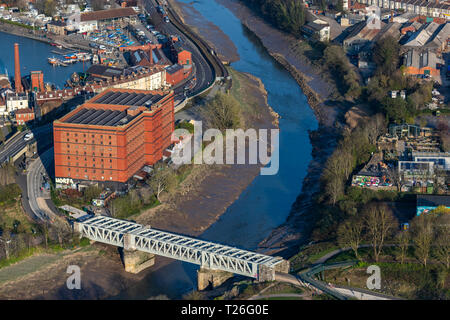 Western Harbour. A Bond et B Bond entrepôts, la rivière Avon et l'aménagement de la propriété de la ville. Bristol de l'air. Banque D'Images