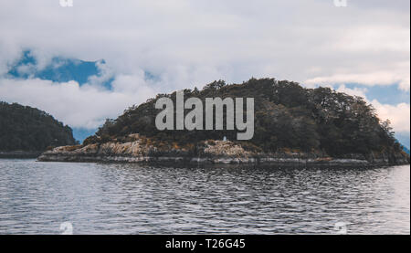 Croisière de Doubtful Sound - traverser le lac Manapouri avant d'aller à des sons, Fiordland National Park, South Island, New Zealand Banque D'Images