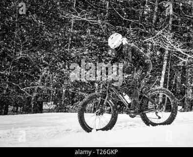 Fatbiking au Mont-Sainte-Anne, Québec, Canada Banque D'Images