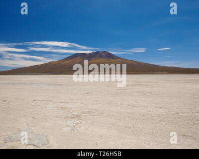 L'incroyable de sel de Salar de Uyuni, sur l'altiplano andin de la Bolivie, de l'Amérique du Sud. Tunupa volcan au loin. Banque D'Images