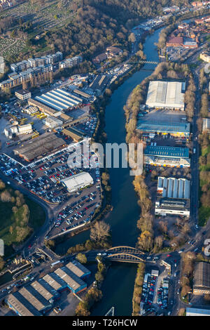 Weir en forme de V sur la rivière Avon, à Whitby Road dans la ville. Entouré de parcs industriels. Bristol de l'air. Banque D'Images