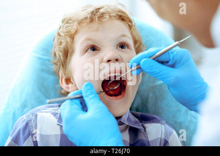 Médecin et patient enfant. Garçon ayant ses dents examinées avec le dentiste. La médecine, les soins de santé et de stomatologie concept. Banque D'Images