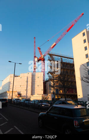 Site de construction avec 2 / deux grues à tour à flèche relevable / travail travaillant sur ce que sera la passerelle de Twickenham gare principale. Londres. UK. Banque D'Images