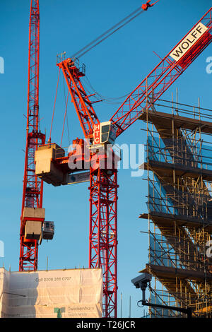 Site de construction avec 2 / deux grues à tour à flèche relevable / travail travaillant sur ce que sera la passerelle de Twickenham gare principale. Londres. UK. Banque D'Images