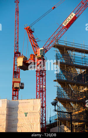 Site de construction avec 2 / deux grues à tour à flèche relevable / travail travaillant sur ce que sera la passerelle de Twickenham gare principale. Londres. UK. Banque D'Images